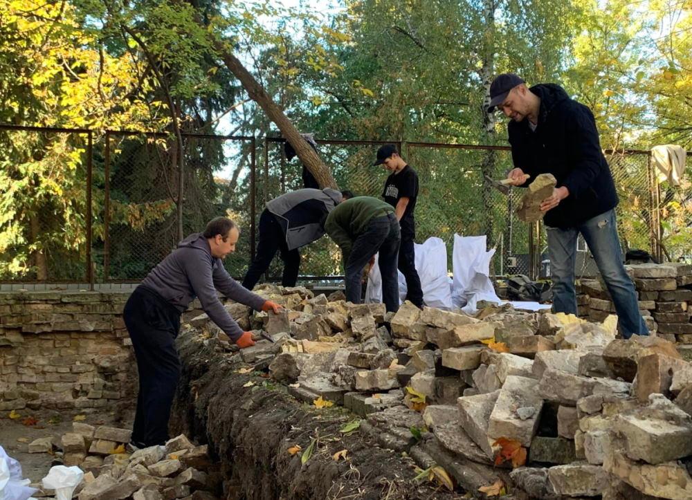 «Благоустрій»: працівники комунальних служб демонтували старовинну історичну стіну.