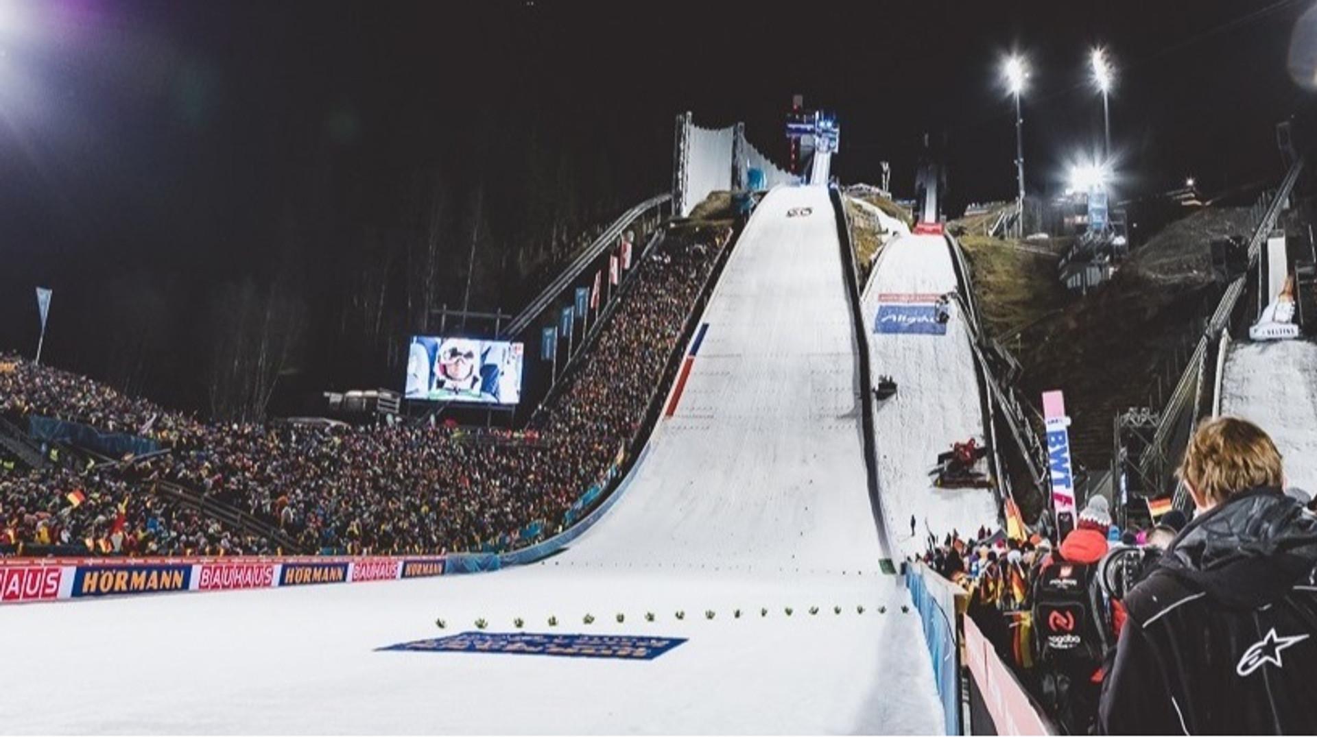 Charming Oberstdorf and the "bowl" in Innsbruck: Discover the venues of the Four Hills Tournament.