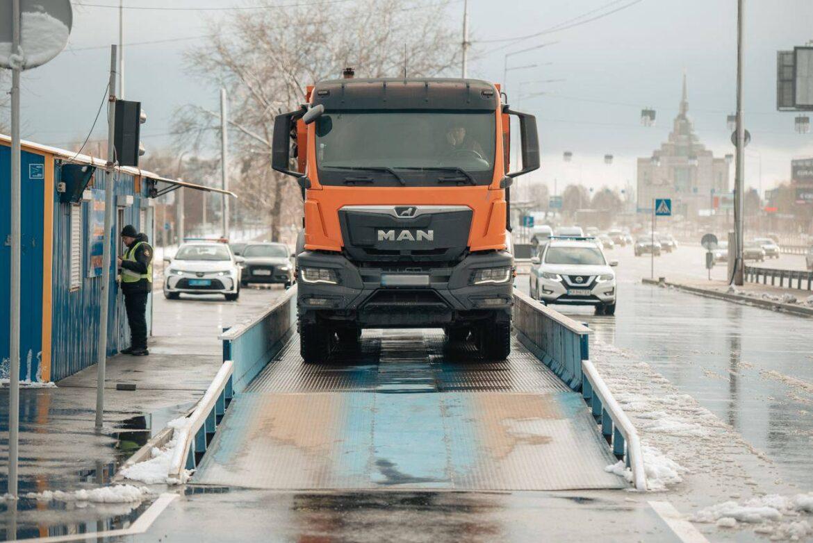 У Києві збільшили контроль за великим транспортом.