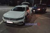 В Николаеве произошло ДТП: на кольце столкнулись два автомобиля Volkswagen.