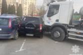 В Тернополе бетоносмеситель врезался в пять припаркованных автомобилей.