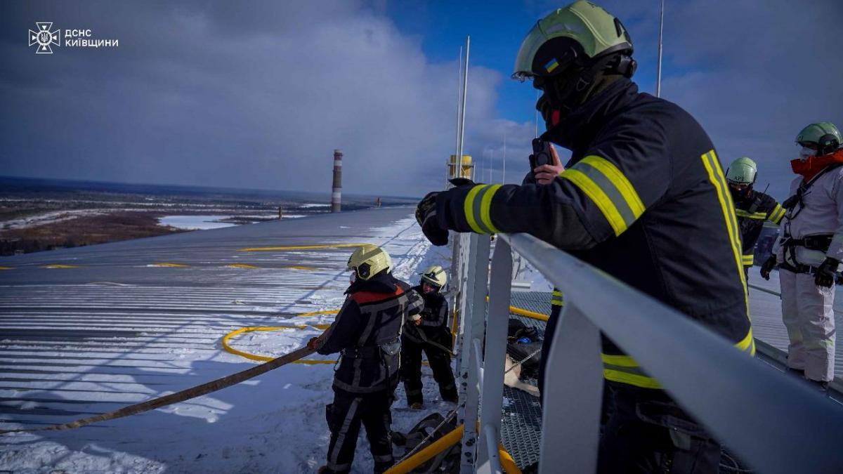 На ЧАЕС за 8 днів не загасили тління після удару Росії: пошкоджений саркофаг відкриють.