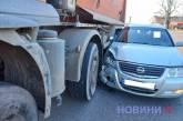 A Nissan and a truck collided at a roundabout in Mykolaiv (photos included).