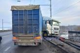 A truck narrowly avoided falling off a bridge in Mykolaiv (photos, videos).