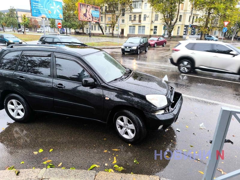 В центре Николаева Toyota въехала в городской автобус