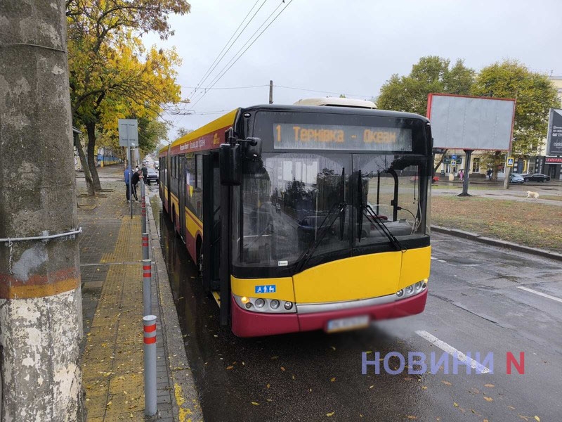 В центре Николаева Toyota въехала в городской автобус