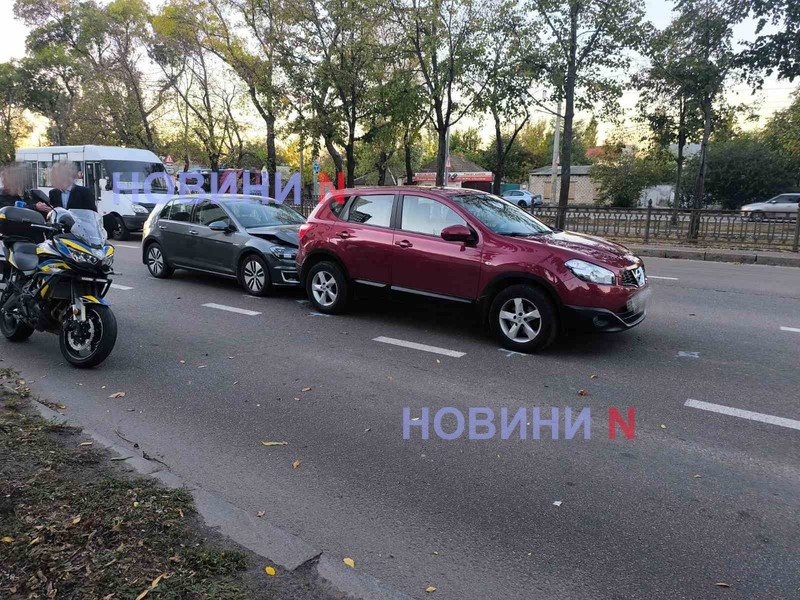 На проспекте в Николаеве столкнулись три автомобиля