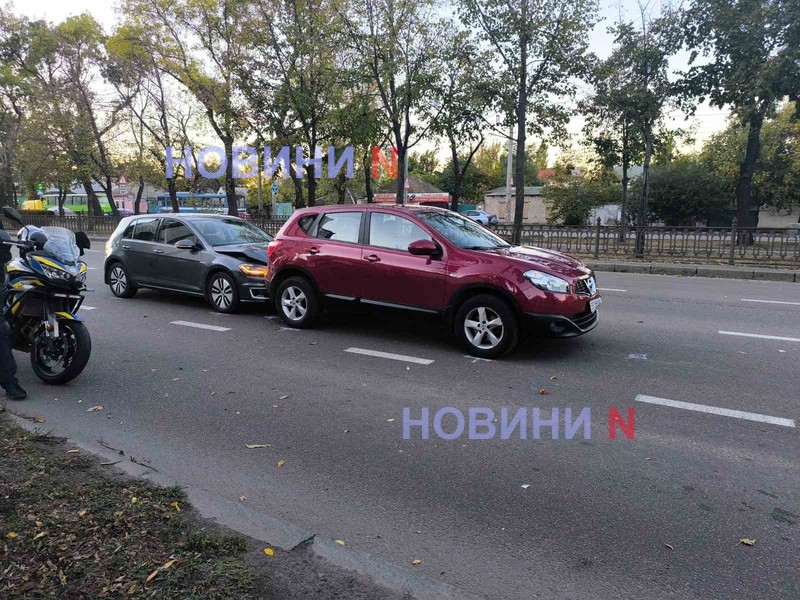 На проспекте в Николаеве столкнулись три автомобиля