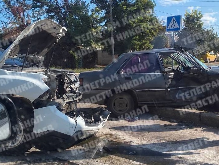 На аварийном перекрестке в Николаеве столкнулись «Рено» и «Мицубиси»