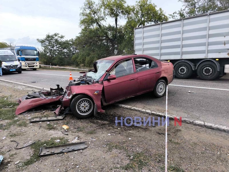 Один погибший, пятеро пострадавших: лобовое ДТП на трассе под Николаевом