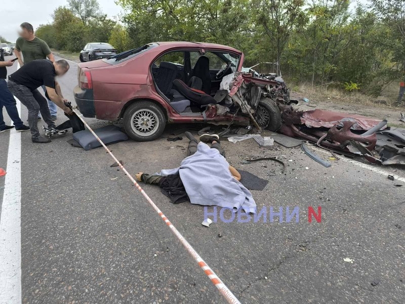 Один погибший, пятеро пострадавших: лобовое ДТП на трассе под Николаевом