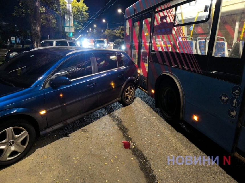 В Николаеве троллейбус столкнулся с припаркованным «Опелем»