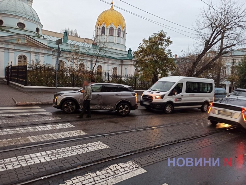 В центре Николаева дама на «Равоне» не пропустила «Пежо»: из-за аварии заблокировано движение трамваев