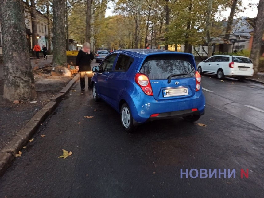 В центре Николаева дама на «Равоне» не пропустила «Пежо»: из-за аварии заблокировано движение трамваев