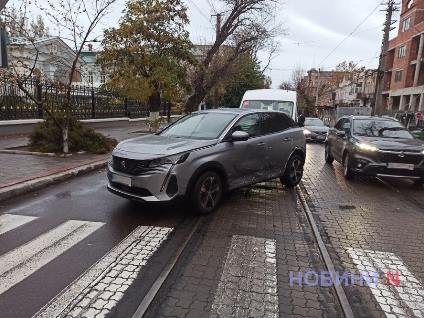 В центре Николаева дама на «Равоне» не пропустила «Пежо»: из-за аварии заблокировано движение трамваев