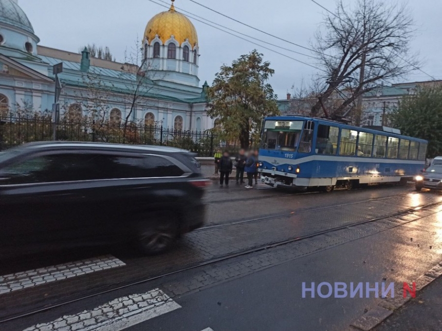 В центре Николаева дама на «Равоне» не пропустила «Пежо»: из-за аварии заблокировано движение трамваев