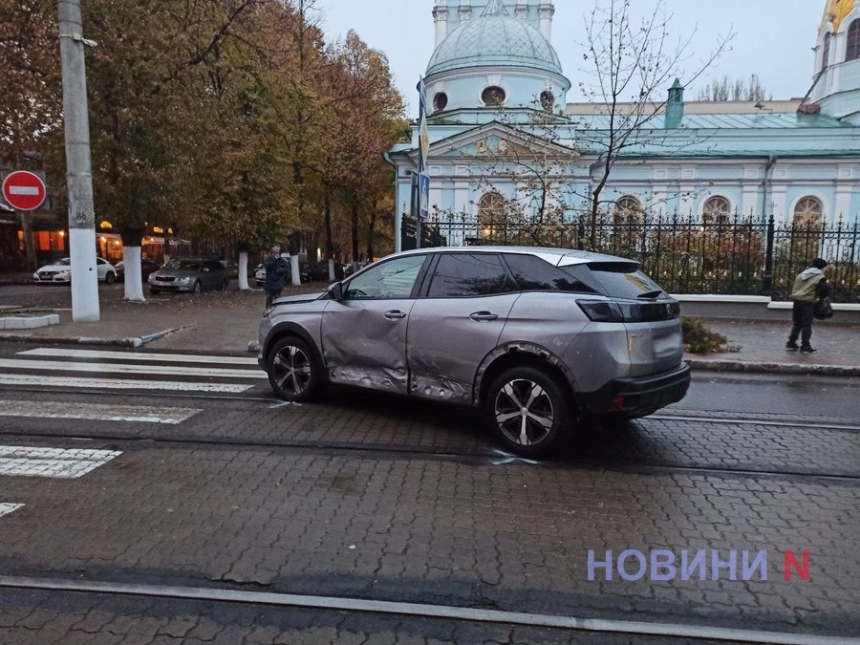 В центре Николаева дама на «Равоне» не пропустила «Пежо»: из-за аварии заблокировано движение трамваев