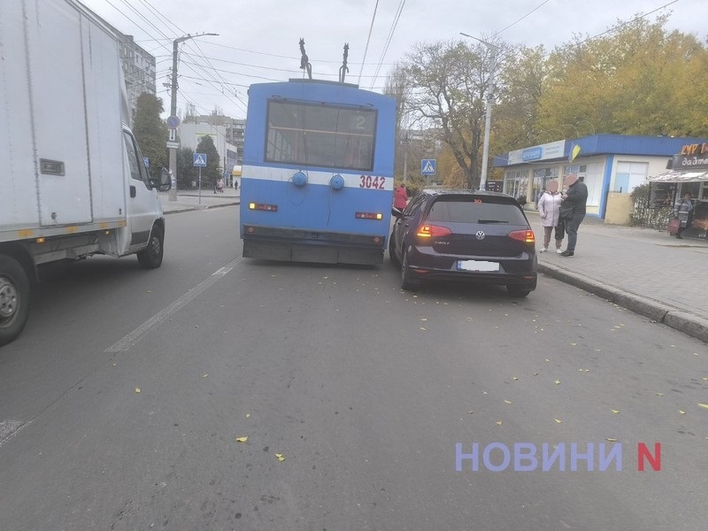 В Николаеве троллейбус врезался в припаркованный Volkswagen