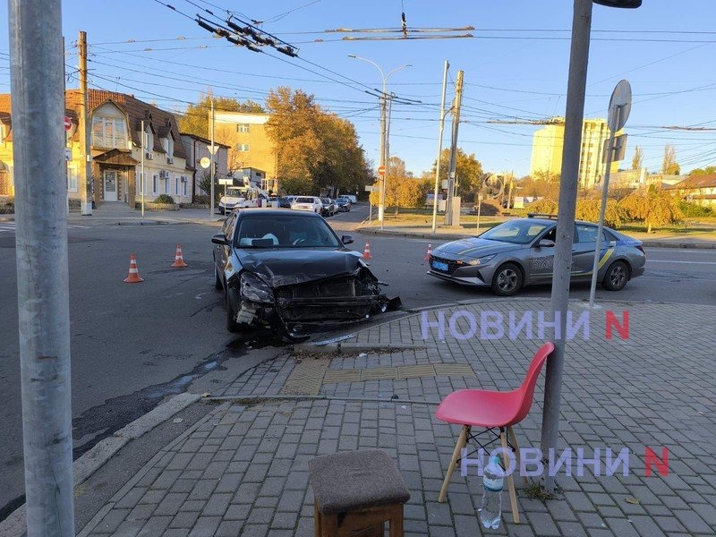 «Киа» врезался в полицейский автобус в центре Николаева – пострадал водитель