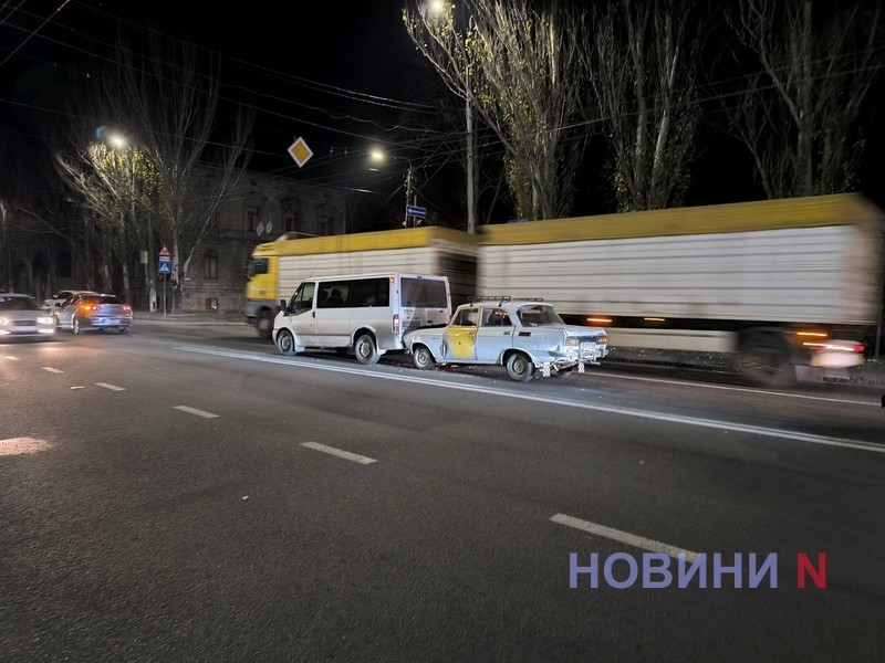 «Москвич» врезался в «Форд» перед светофором в Николаеве