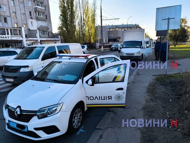 В центре Николаева «Газель» врезалась в полицейский автомобиль