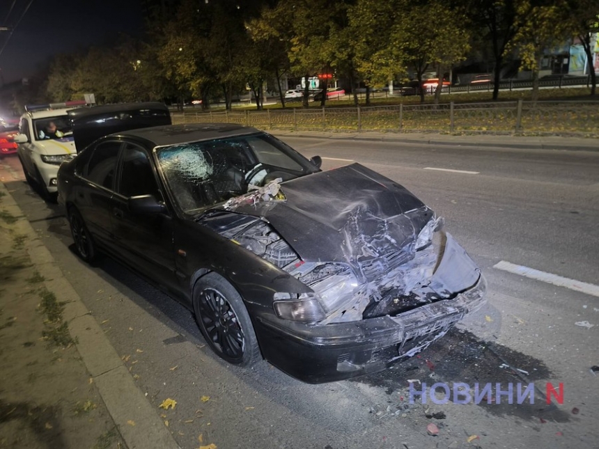 На проспекте в Николаеве «Хонда» врезалась в припаркованные автомобили