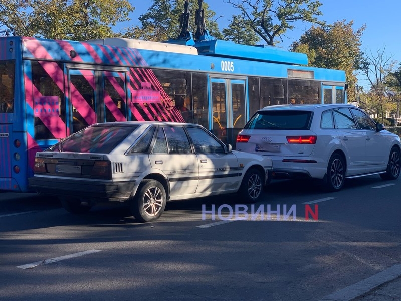 В центре Николаева большая пробка: столкнулись «Ауди» и «Ниссан» (фото, видео)