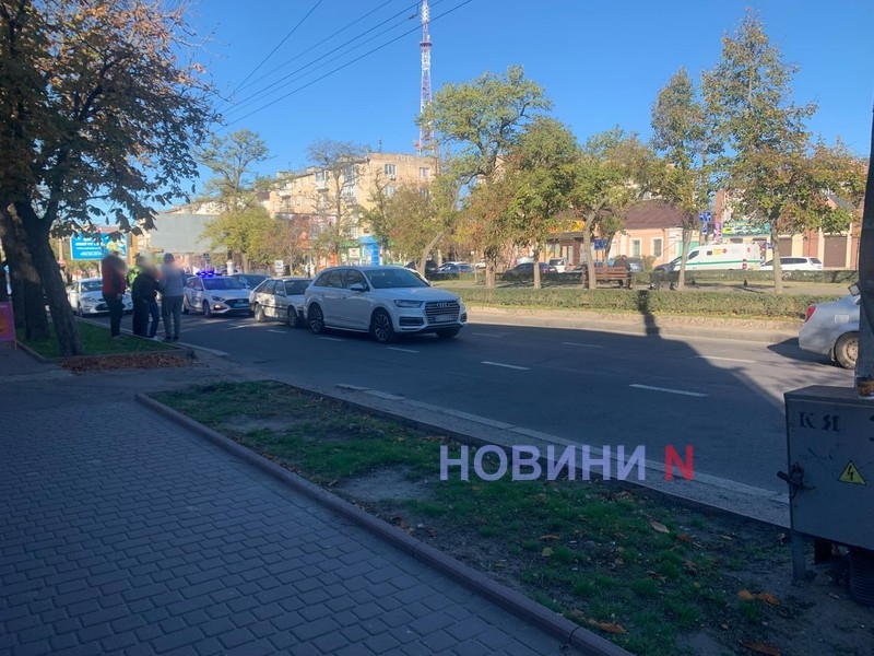 В центре Николаева большая пробка: столкнулись «Ауди» и «Ниссан» (фото, видео)