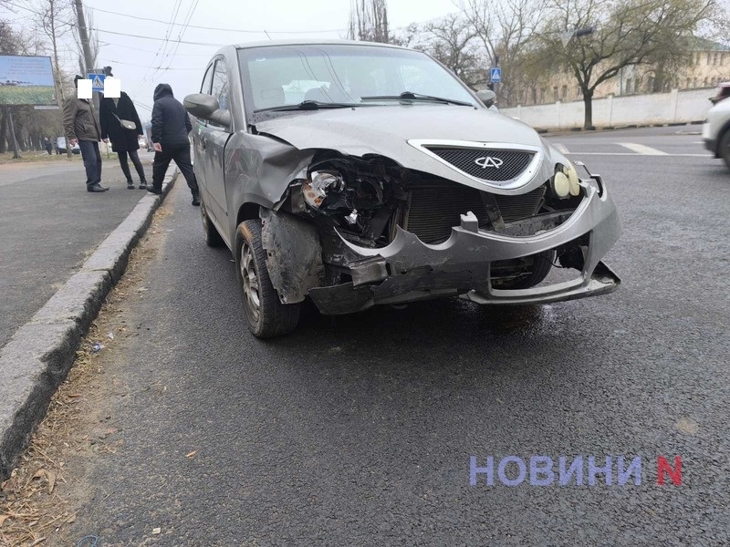 На перекрестке в Николаеве столкнулись Chery и Daewoo - пострадала пассажирка