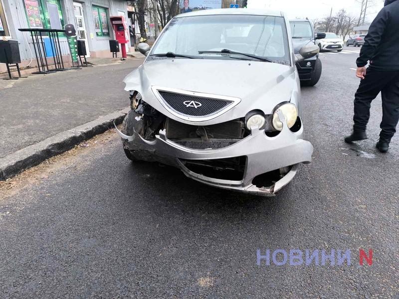 На перекрестке в Николаеве столкнулись Chery и Daewoo - пострадала пассажирка