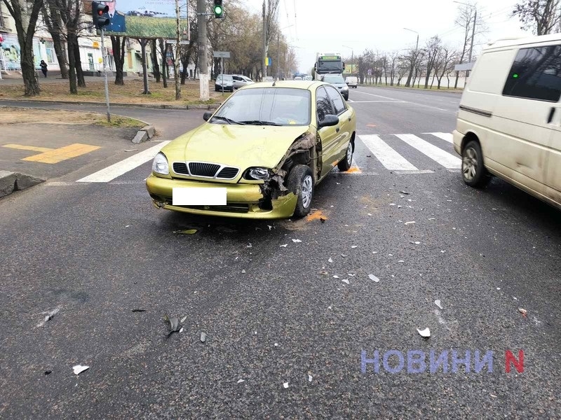 На перекрестке в Николаеве столкнулись Chery и Daewoo - пострадала пассажирка