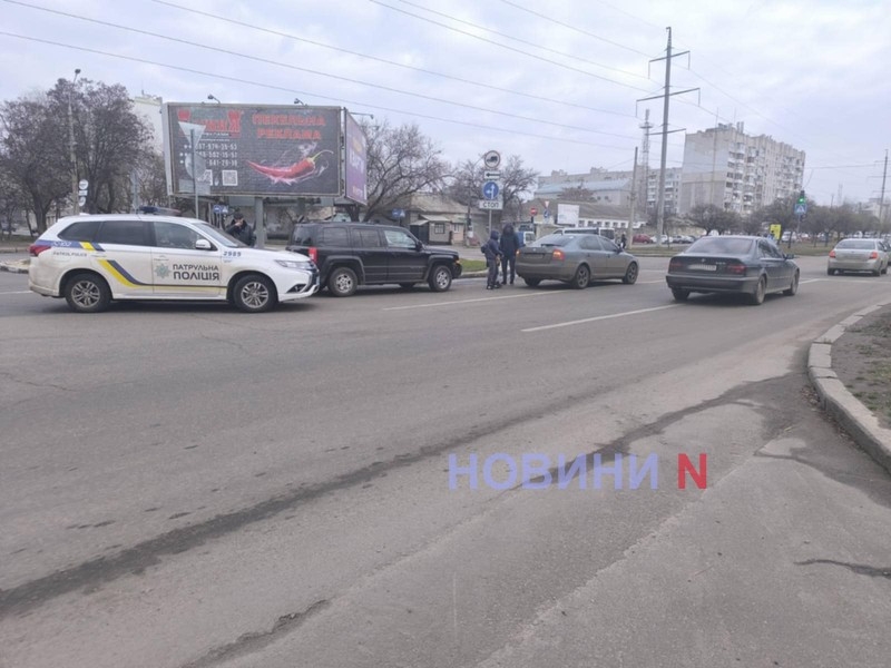 На перекрестке в Николаеве столкнулись «Джип» и «Шкода»