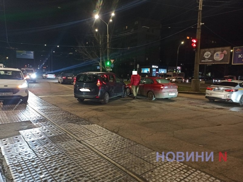 В центре Николаева столкнулись «Сеат» и «Дачия» – на проспекте большая пробка (видео)