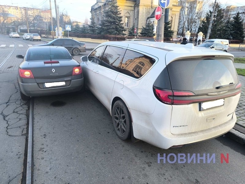 В центре Николаева столкнулись Renault и Chrysler – заблокировано движение трамваев