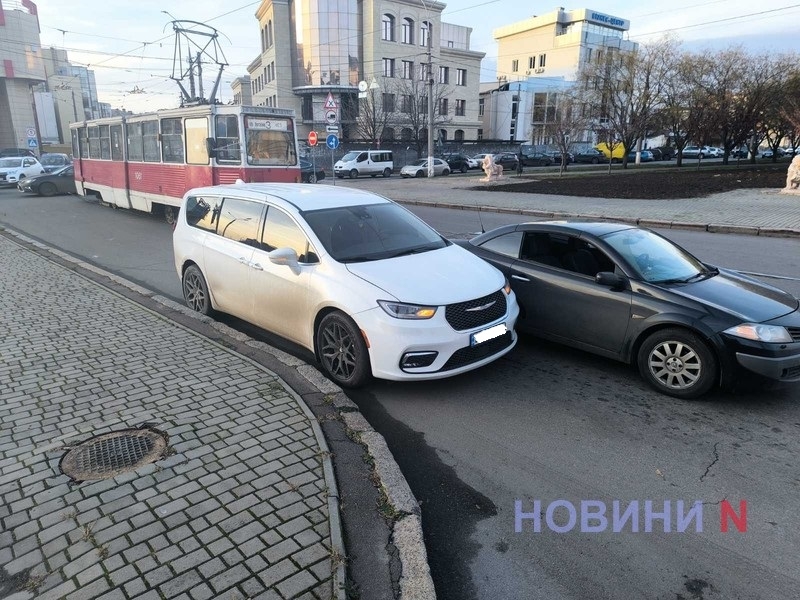 В центре Николаева столкнулись Renault и Chrysler – заблокировано движение трамваев