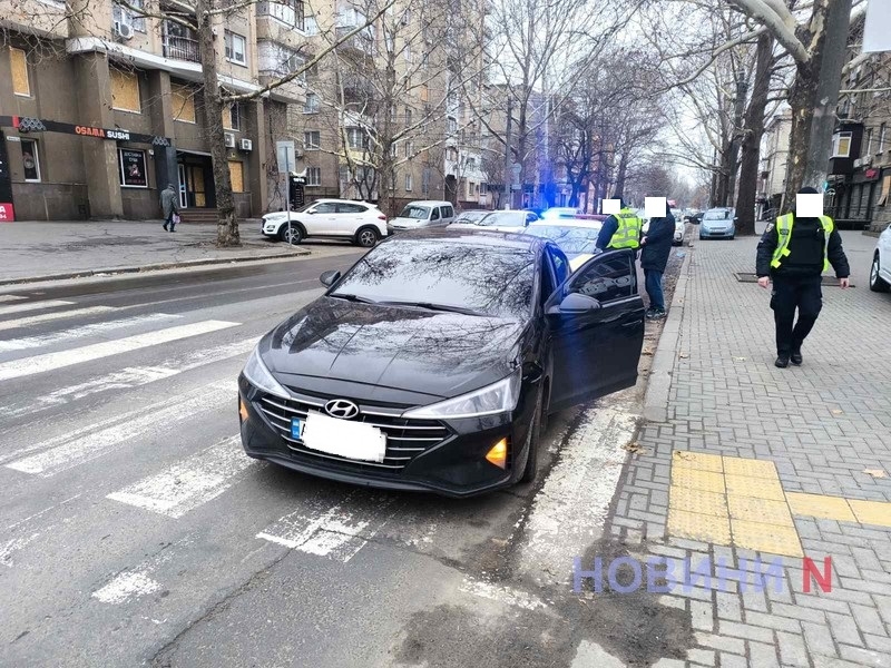 В центре Николаева Hyundai сбил 6-летнюю девочку на переходе – ребенка увезла «скорая»