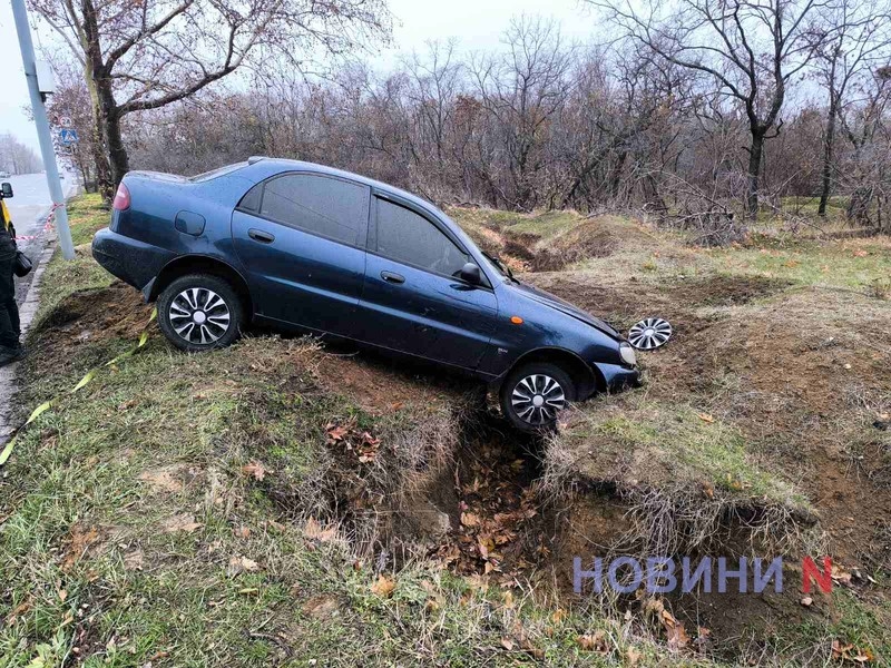 В Николаеве автомобиль на полном ходу влетел в окоп и застрял в нем (фото)