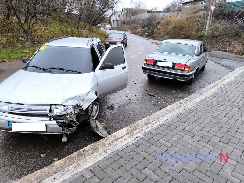 На крутом спуске в Николаеве «Лада» врезалась в «Волгу»