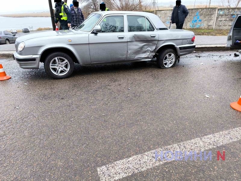 На крутом спуске в Николаеве «Лада» врезалась в «Волгу»