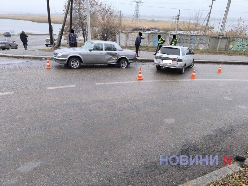 На крутом спуске в Николаеве «Лада» врезалась в «Волгу»