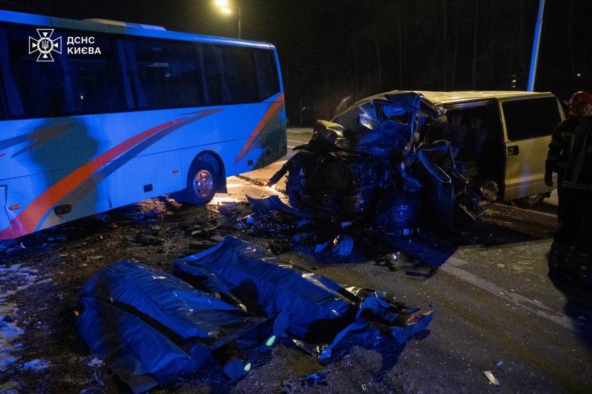 В Киеве столкнулись маршрутка и минивэн: двое погибших, девять пострадавших (фото)