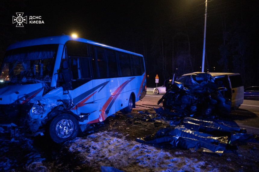 В Киеве столкнулись маршрутка и минивэн: двое погибших, девять пострадавших (фото)