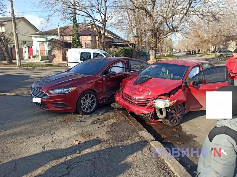 Ford и Toyota вылетели на тротуар после столкновения в центре Николаева