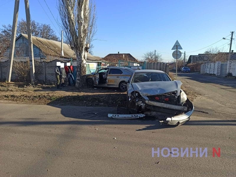 В Николаеве такси после ДТП влетел в забор жилого дома: пострадал водитель (фото)