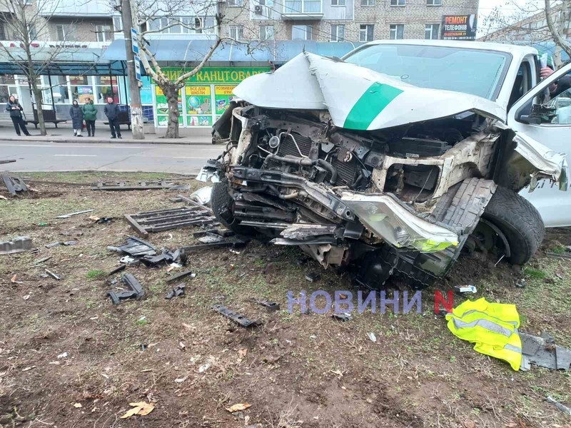 В центре Николаева после ДТП автомобили снесли забор и вылетели на бульварную часть (фото)