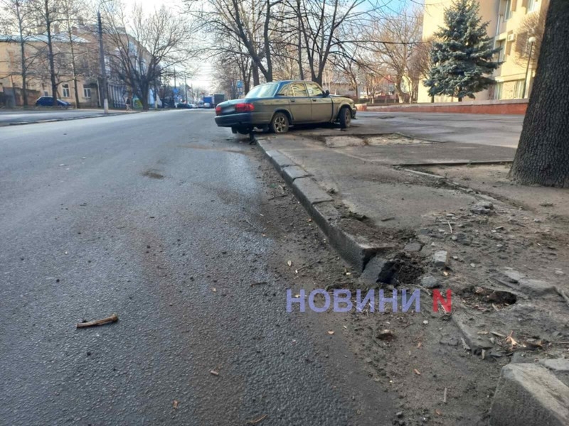 В Николаеве «Волга» врезалась в дерево (фото)