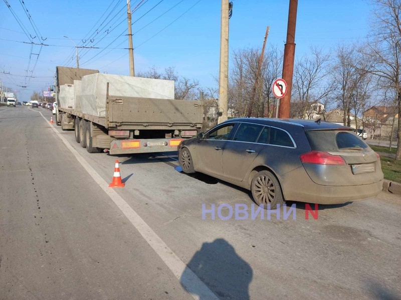 В Николаеве тягач, сдавая назад, врезался и протащил «Опель»