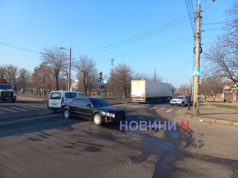 В Николаеве «Рено» после столкновения со «Шкодой» развернуло и откинуло на бордюр (фото)