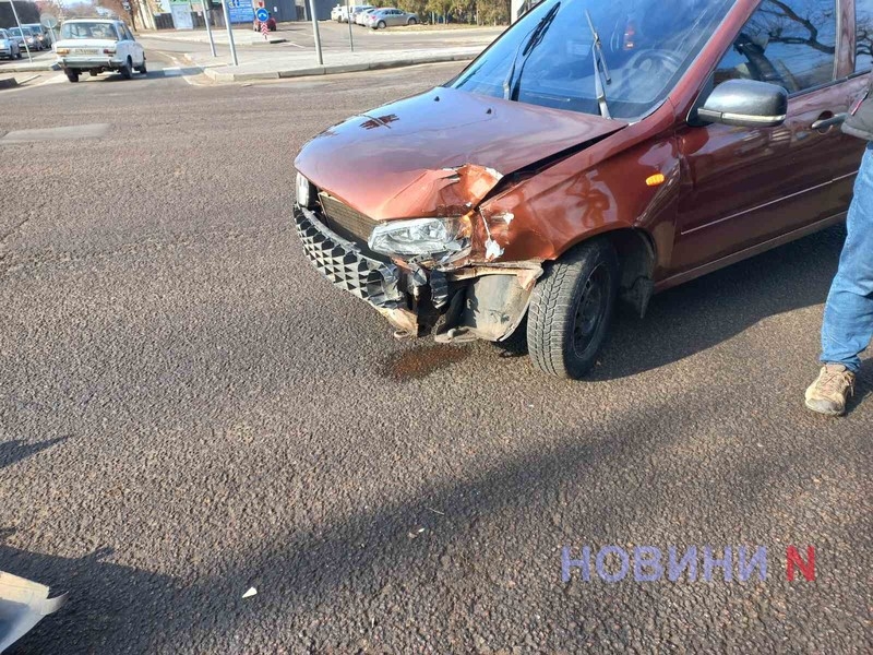 На проспекте в Николаеве «Лада» врезалась в дерево (фото)