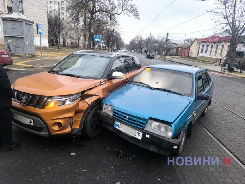 В центре Николаева «Лада» врезалась в «Сузуки»